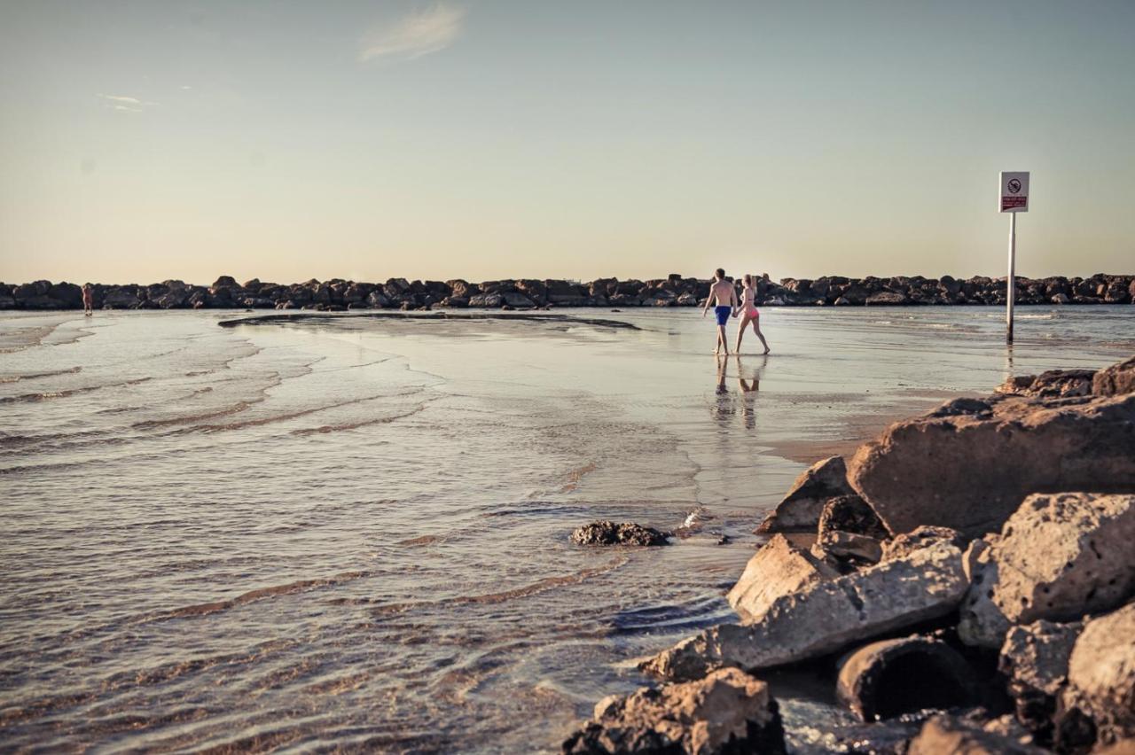 Beach Hotel By Zvieli Hotels テル・アビブ エクステリア 写真